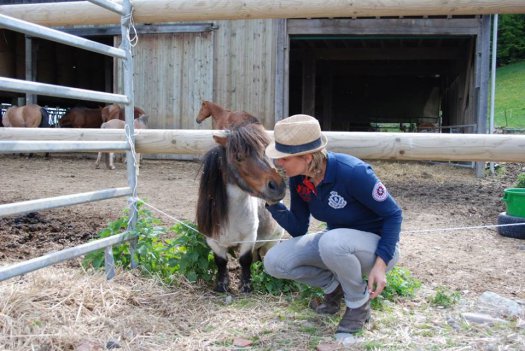 Emilie, complice avec le mini-poney fugueur © Team Emilie Lameloise